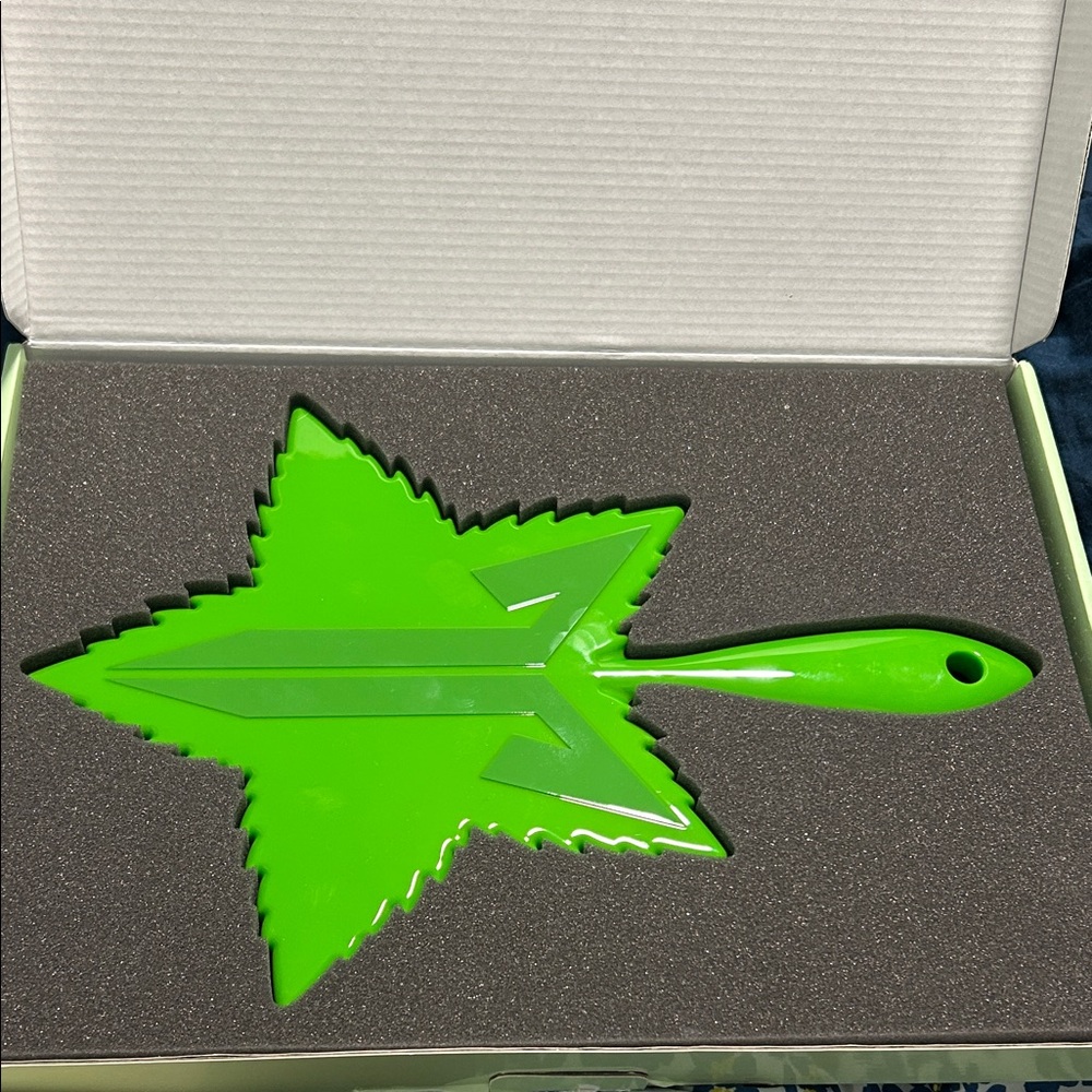 Green Leaf-  Jeffree star 420 mirror